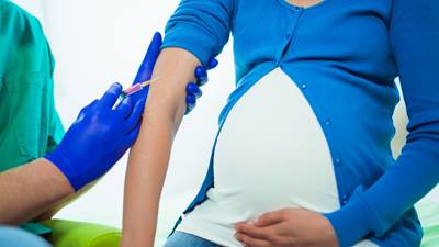 Pregnant woman gets flu shot