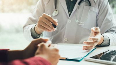 Doctor speqaking with patient