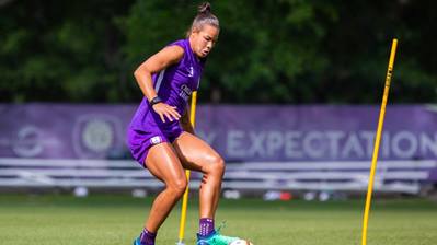 Orlando Pride player Toni Pressley doing soccer exercises on the field