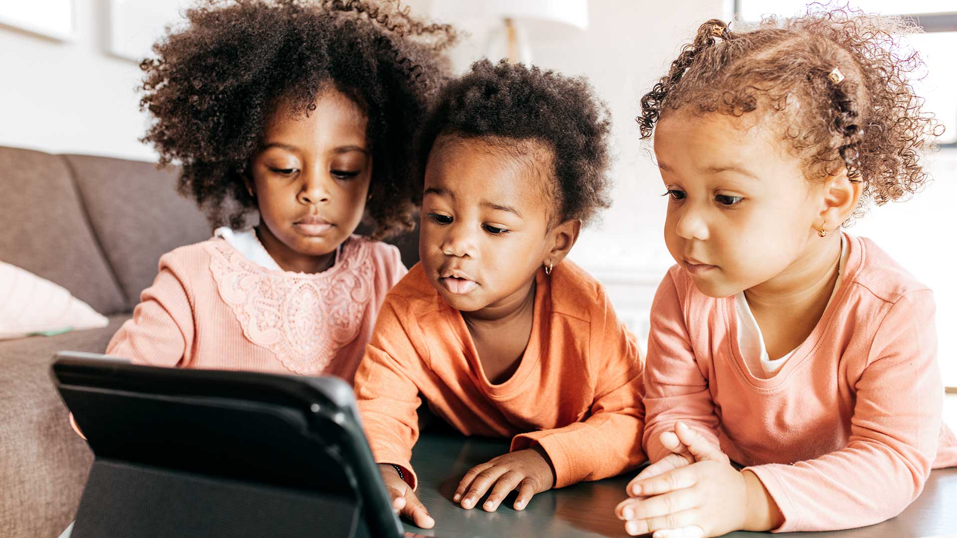 9990-217918-BLOG_How-to-Avoid-Turning-Screen-Time-into-Your-Babysitter_Blog-1920x1080