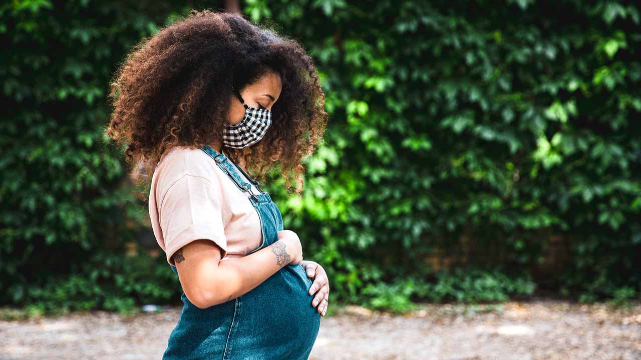 pregnant woman with mask