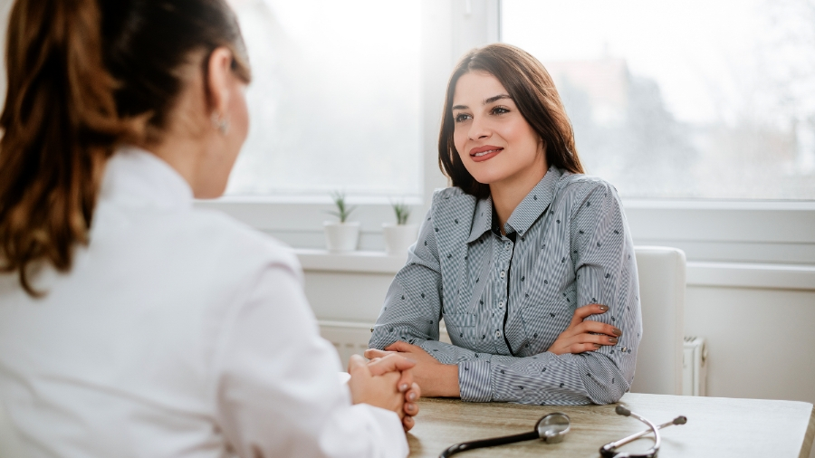 A gynecologist talks to her patient about the importance of ovarian cancer screenings