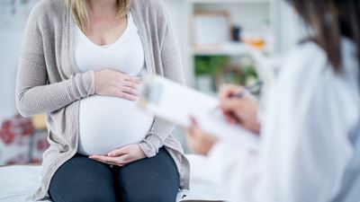 Doctor speaking to pregnant woman